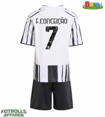 Juventus Francisco Conceicao #7 Hemmaställ Barn 2025-26 Kortärmad (+ Korta byxor)